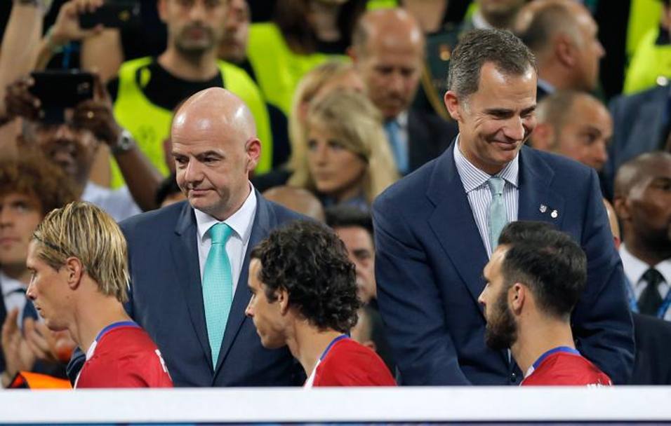 I giocatori dell&#39;Atletico passano mesti davanti al presidente della Fifa Gianni Infantino (sin.) e al Re Felipe di Spagna. Ap